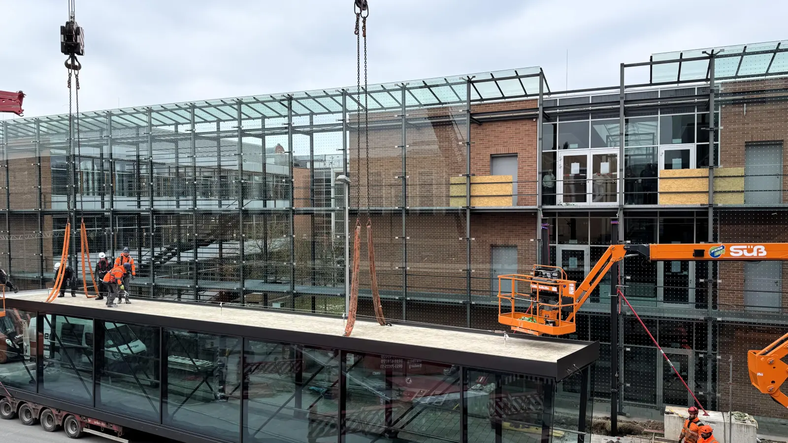 Spezialkräne waren im Einsatz, um die 28 Tonnen schwere Brücke einzupassen. (Foto: Evi Lemberger)