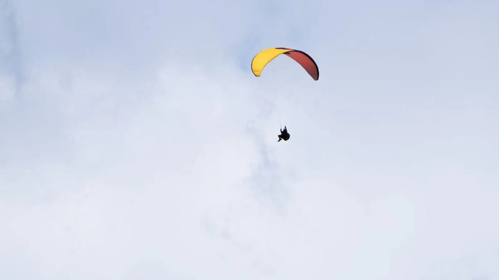 Eine Zeugin meldete am Samstag einen abgestürzten Paraglider bei Rothenburg. Hinterher zeigte sich: Es gab zum Glück keinen Notfall. (Symbolbild: Nicolas Armer/dpa)