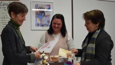 Sie sind von dem neuen Weg absolut überzeugt (von links): Die Lehrerinnen Bettina Schumann-Flemmer und Anja Haßler, sowie Karolina Croner, die Leiterin des Beruflichen Schulzentrums Neuendettelsau. (Foto: Florian Schwab)