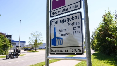Die letzten drei Hinweisschilder für das Freitagsgebet in Penzberg sind beschmiert worden. (Archivbild) (Foto: Lukas Barth-Tuttas/dpa)