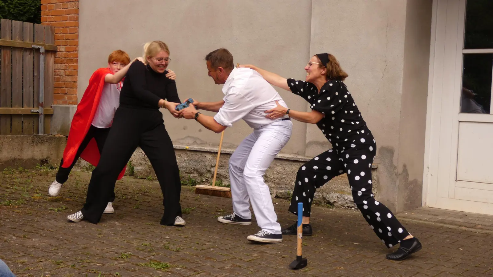 Gerangel um den Wunschstein (von links): Erik (Johann Hertlein), Elvira (Emilia Ziefle), Bruno (Thomas Fischer) und Valentina (Gabriele Ziefle). (Foto: Barbara Glowatzki)