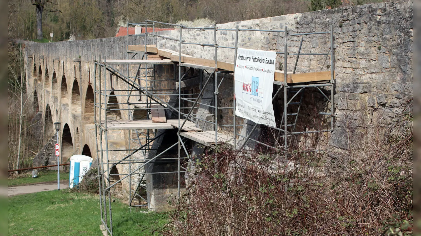 Das Gerüst an der Außenfassade erinnert noch an den Unfall, der im Oktober 2023 geschehen ist. Sandsteinsegmente der Mauer wurden dabei demoliert. (Foto: Pauline Held)