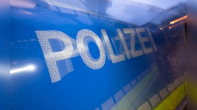 Nach Hinweisen auf politisch rechts motivierte Straftaten hat die Polizei Wohnungen von sieben jugendlichen Tatverdächtigen durchsucht. (Symbolbild) (Foto: Marijan Murat/dpa)