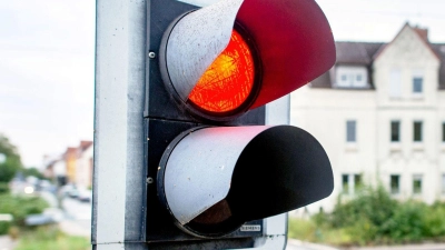 Nach einem Blitzeinschlag bleiben die Schranken an einem Bahnübergang erstmal geschlossen. (Symbolbild/Archiv) (Foto: Hauke-Christian Dittrich/dpa)