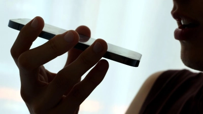 Um die Privatsphäre zu schützen, kann man virtuelle Assistenten sowie Mikrofon-Berechtigungen auch ausstellen. (Foto: Karl-Josef Hildenbrand/dpa/dpa-tmn)