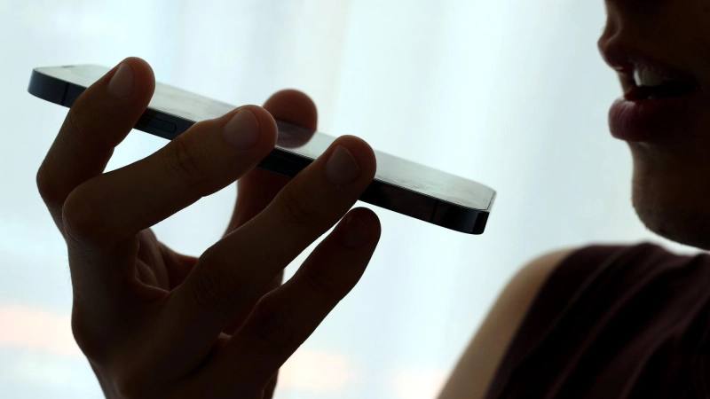 Um die Privatsphäre zu schützen, kann man virtuelle Assistenten sowie Mikrofon-Berechtigungen auch ausstellen. (Foto: Karl-Josef Hildenbrand/dpa/dpa-tmn)