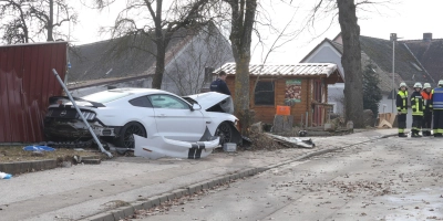 Schwerer Unfall an der Ortszufahrt in Ansbach-Kurzendorf. Vier Personen wurden dabei verletzt, der Sachschaden liegt bei 70.000 Euro. (Foto: NEWS5 / Markus Zahn)