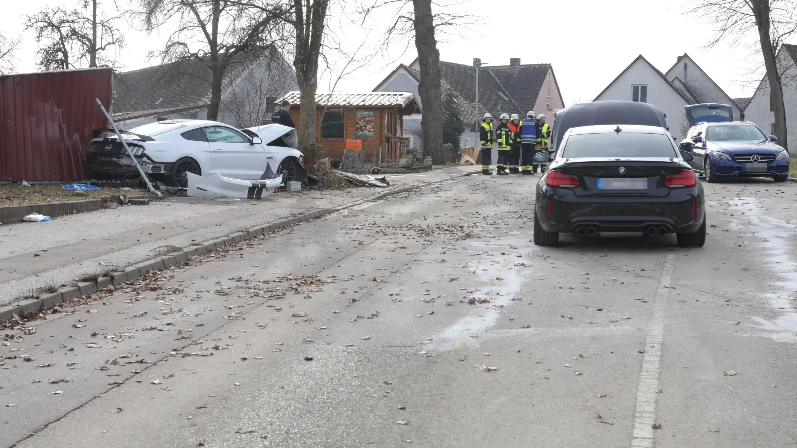 Schwerer Unfall an der Ortszufahrt in Ansbach-Kurzendorf. Vier Personen wurden dabei verletzt, der Sachschaden liegt bei 70.000 Euro. (Foto: NEWS5 / Markus Zahn)