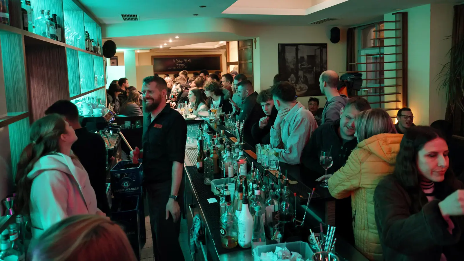 Die Partygäste im Café Rosenbad sind in Feierlaune. (Foto: Zeynel Dönmez)