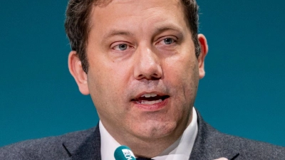 SPD-Chef Lars Klingbeil will im Rentenstreit hart bleiben.  (Foto: Fabian Sommer/dpa)