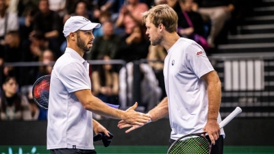 Tim Pütz (l) und Kevin Krawietz dürfen sich über den Einzug in das erste gemeinsame Grand-Slam-Finale freuen. (Foto: Marton Monus/dpa)