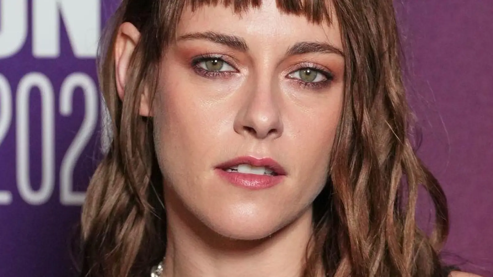 Hollywood-Schauspielerin Kristen Stewart („Twilight“) hat über ihre Beweggründe für ihr öffentliches Coming-out vor acht Jahren gesprochen. (Archivbild) (Foto: Scott A Garfitt/Invision/AP/dpa)