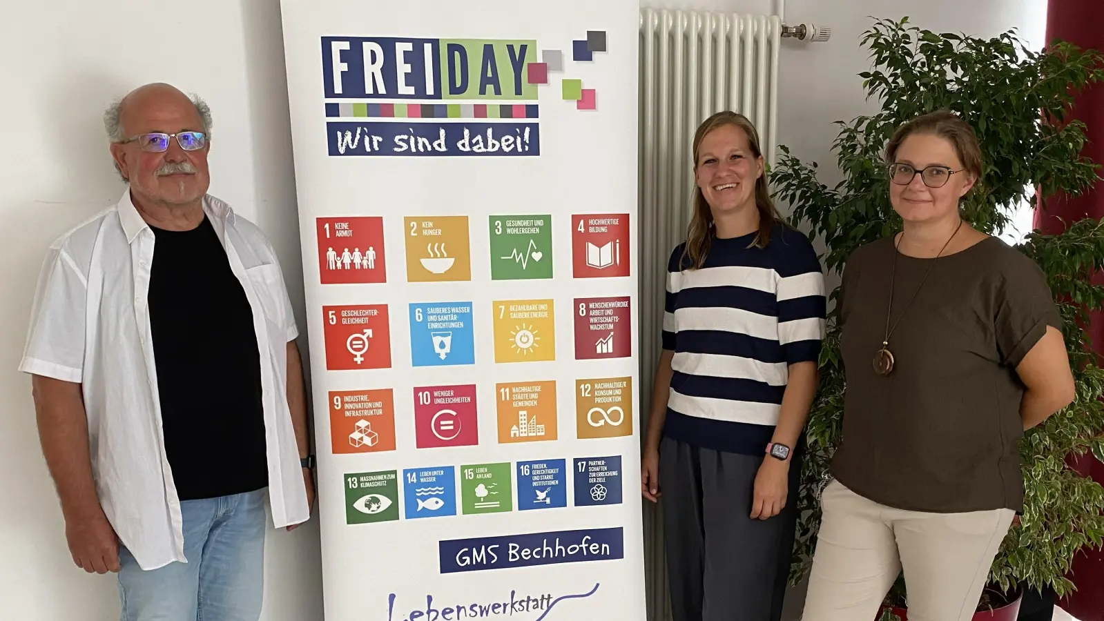Bechhofens Schulleiter Gerhard Bräunlein freute sich über die Auszeichnung für seine Schule. Ergotherapeutin Daniela Kaminski und Ganztagskoordinatorin Susanne Früh (rechts) unterstützen das Projekt „Frei-Day”.  (Foto: Lisa-Maria Liebing)