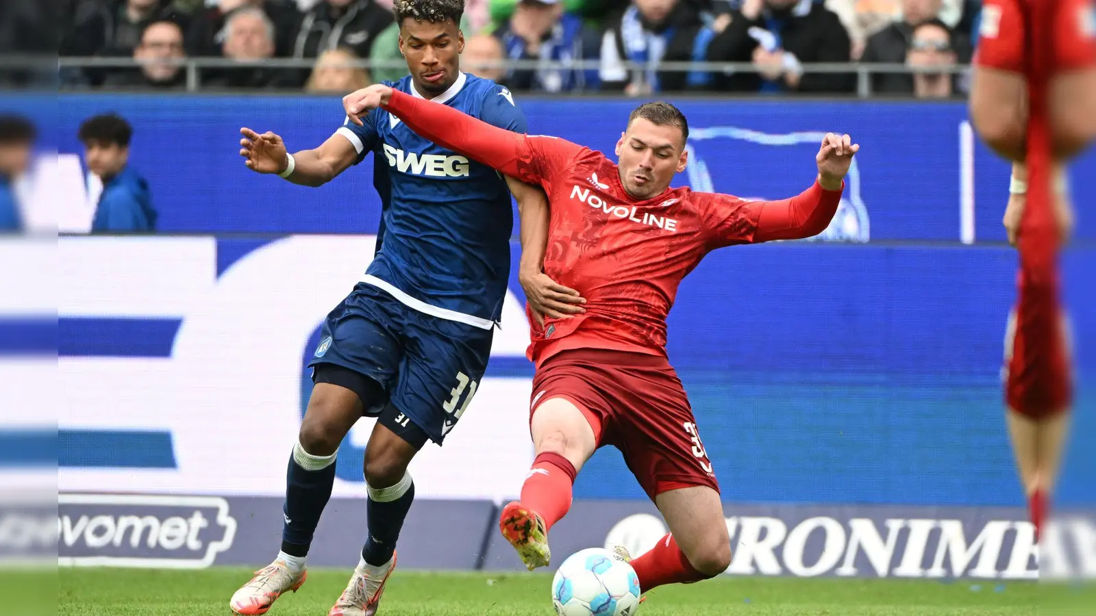 Umkämpftes Duell: Kaiserslauterns Sirch im Duell mit Conte vom KSC. (Foto: Uli Deck/dpa)