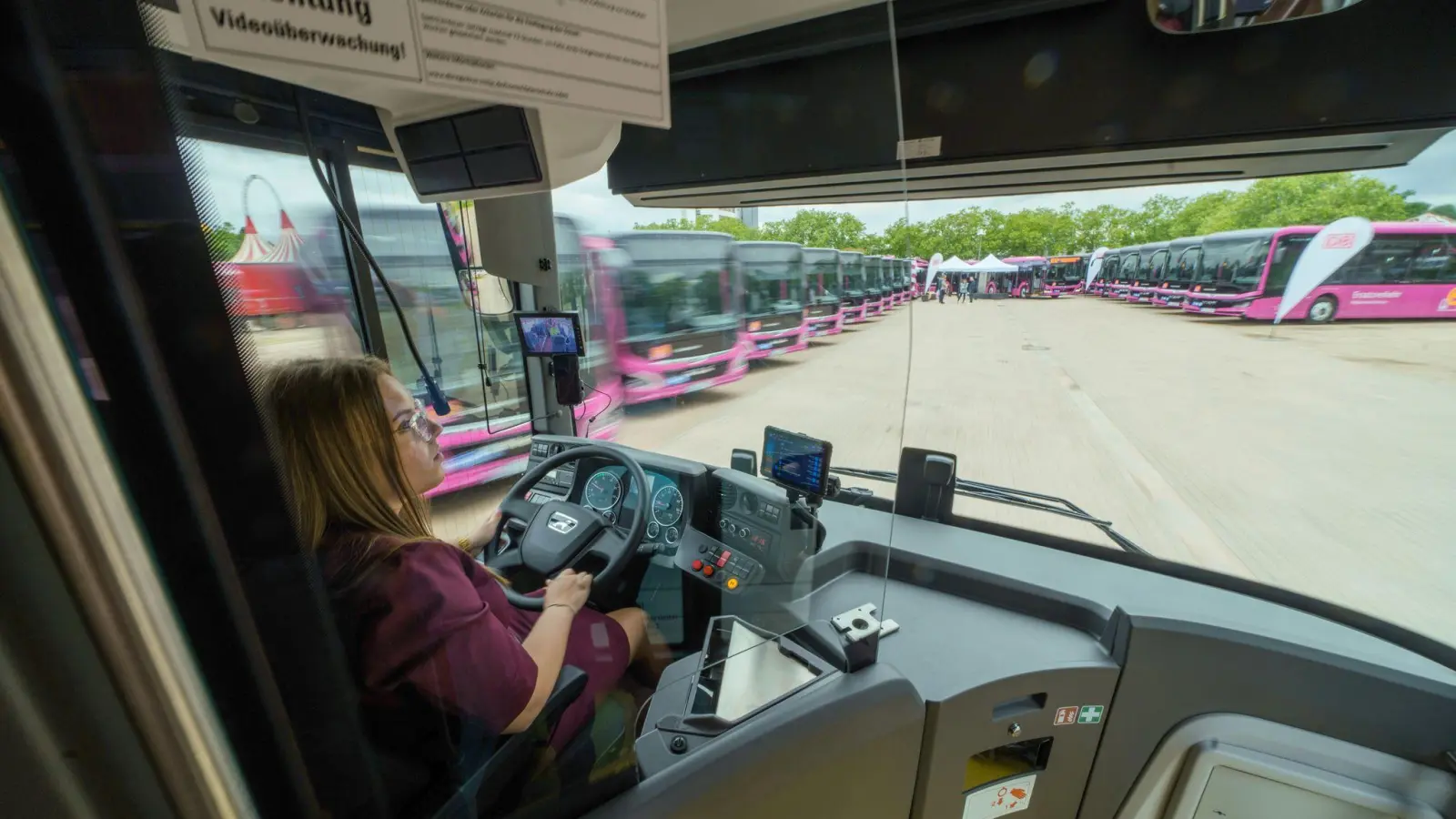 Die Bahn betreibt auch viele Busse - nicht nur für Ersatzverkehr.  (Foto: Andreas Arnold/dpa)