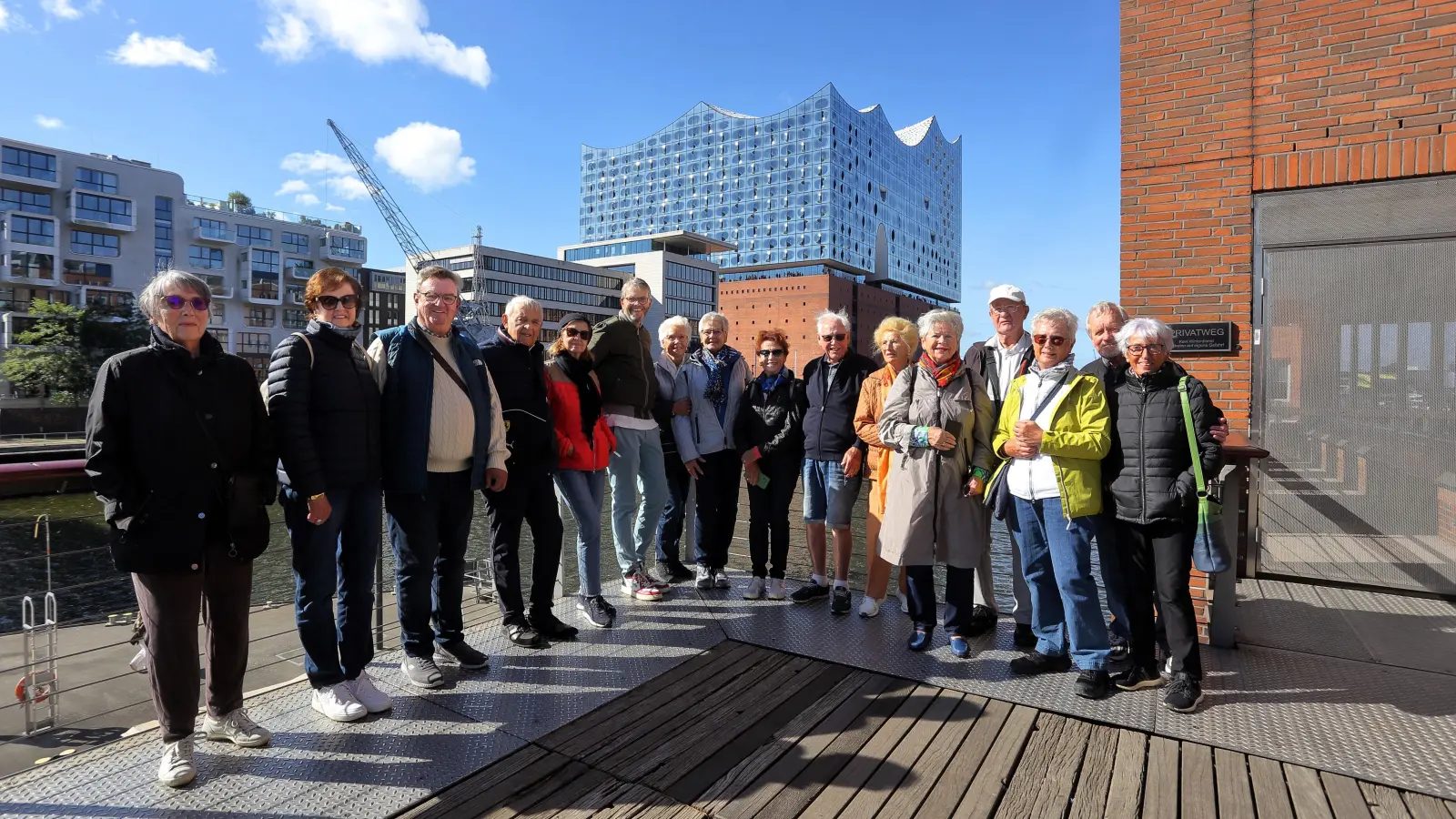 Freut sich ab das Konzert in der Elbphilharmonie am Abend. Die Reisegruppe mit Stadtführer Ronald Lührs. (Foto: Thomas Wirth)