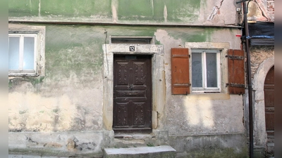 Bröckelnde Fassade und ein marodes Dach: So sah das Haus vor der Sanierung von außen aus. (Foto: Eduard Knoll)