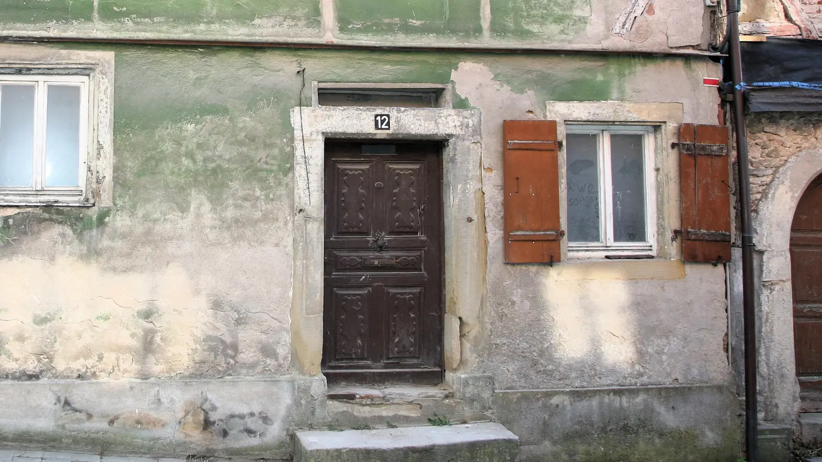 Bröckelnde Fassade und ein marodes Dach: So sah das Haus vor der Sanierung von außen aus. (Foto: Eduard Knoll)
