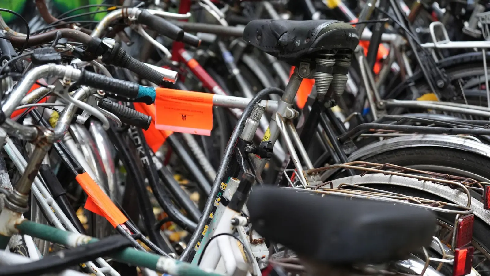 Fahrradleichen und Schrottautos blockieren wichtige Stellplätze und sind vielen Menschen ein Ärgernis. (Archivbild) (Foto: Marcus Brandt/dpa)