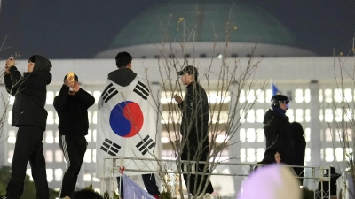 Vor der südkoreanischen Nationalversammlung versammelten sich Tausende Demonstranten. (Foto: Lee Jin-man/AP/dpa)