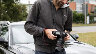 Wer sein Auto privat verkaufen möchte, fotografiert am besten bei gutem Wetter und aus mehreren Perspektiven. (Foto: Christin Klose/dpa-tmn)