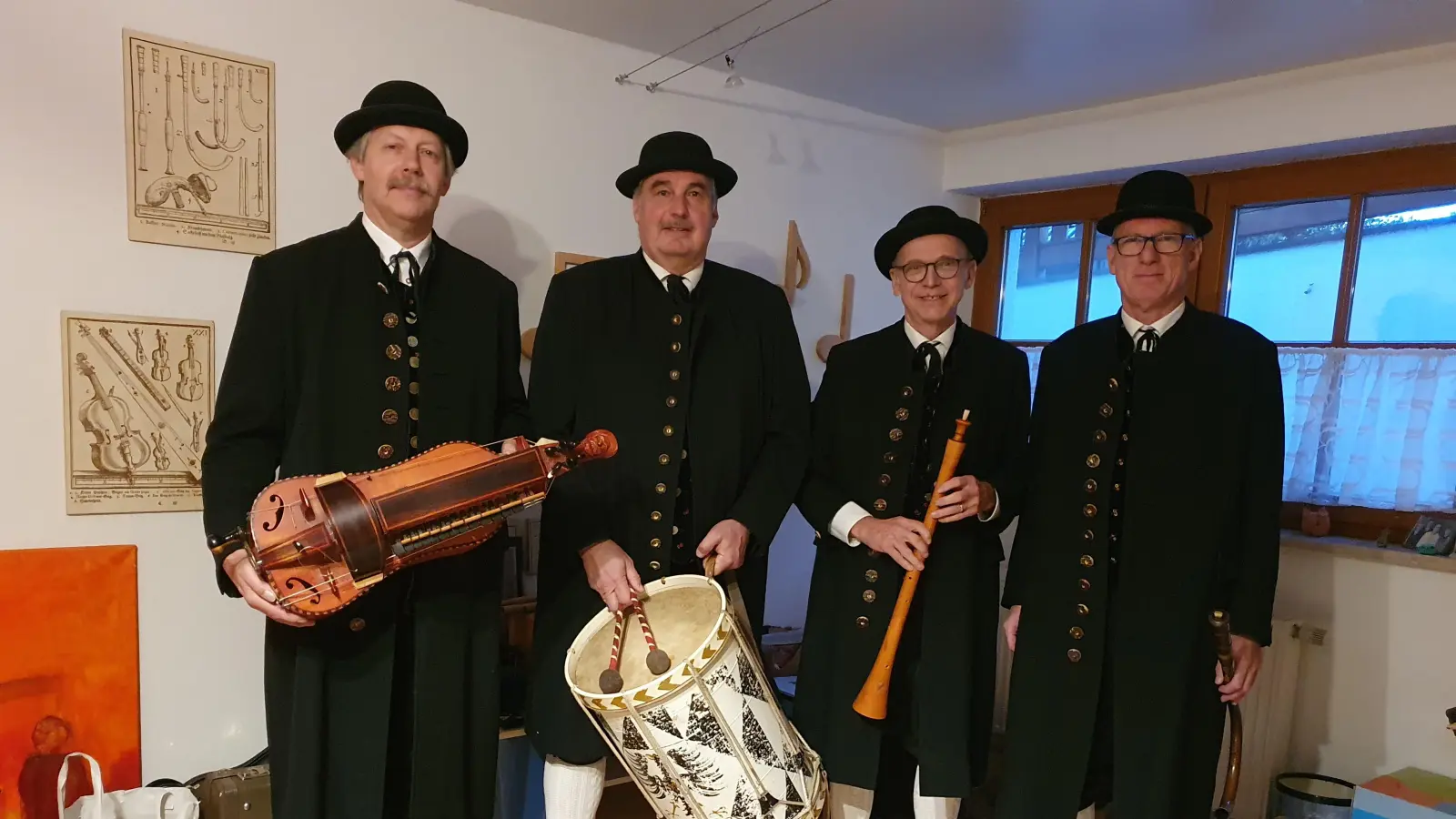 Die neue Besetzung der Windsheimer Sänger und Spielleut&#39; (von links) in ihrer Auftrittskleidung und mit historischen Instrumenten: Klaus Krämer, Jürgen Müller, Hannes Hauptmann und Gerhard Zelzer. (Foto: Anna Franck)