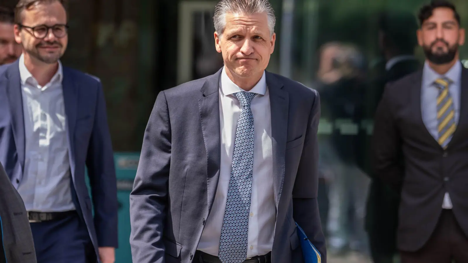 Kanzleramtschef Thorsten Frei sah nicht glücklich aus, als er das Konrad-Adenauer-Haus nach der Präsidiumssitzung verließ. (Foto: Michael Kappeler/dpa)