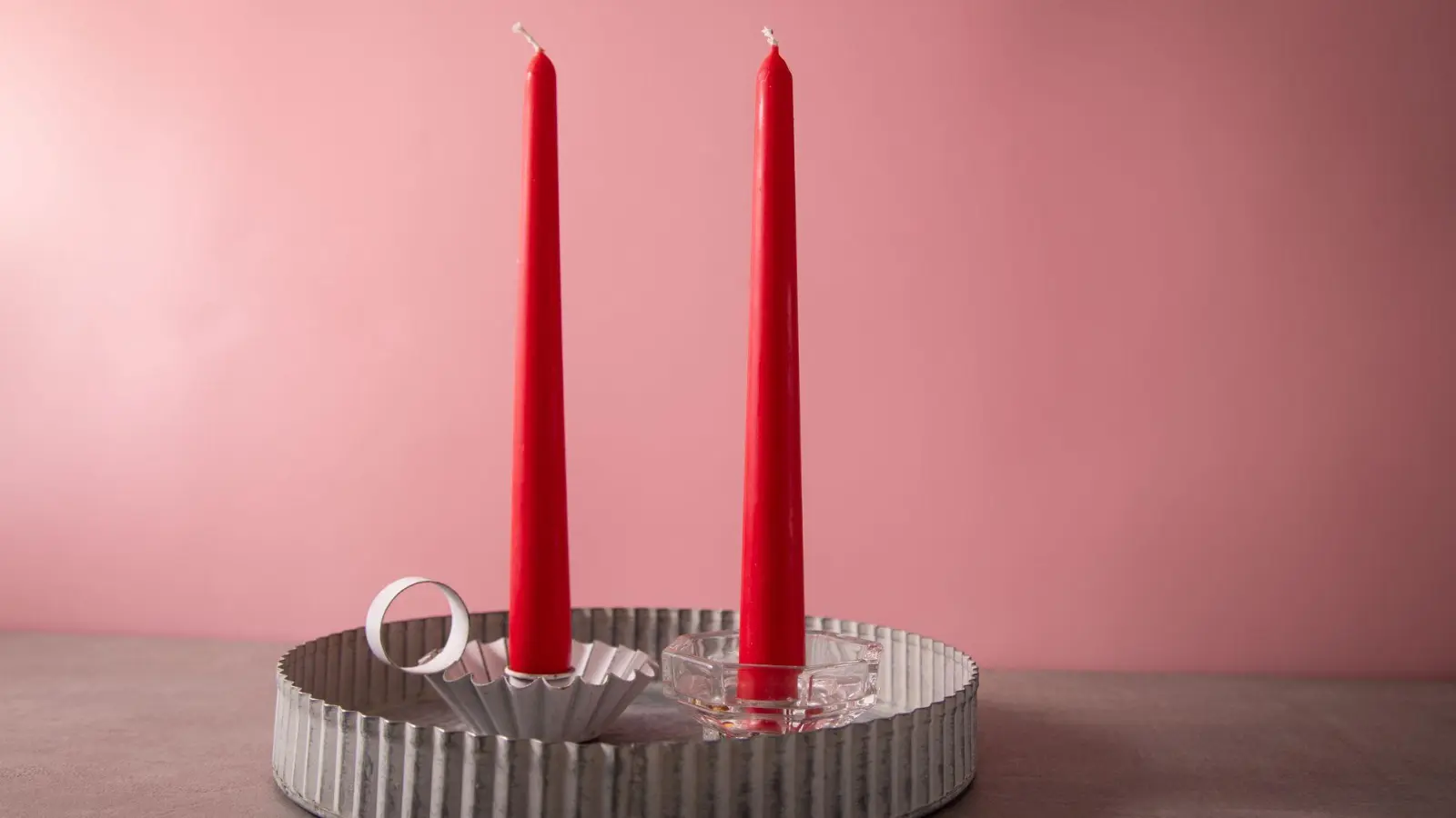 Zwei Kerzen im Vergleich: Brennt eine dank eines Tricks wirklich länger als die andere? (Foto: Christin Klose/dpa-tmn)