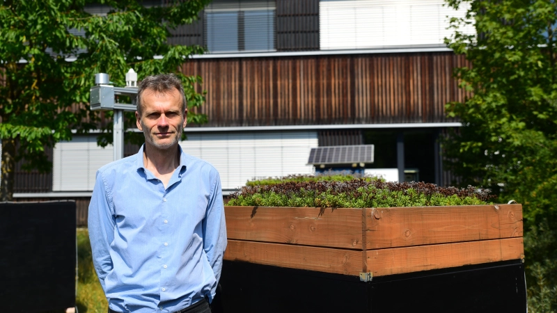 Dr. Andreas Ratka vor dem Messstand in Triesdorf: Hier werden die physikalischen Parameter für das Projekt „GreenQ” festgelegt, an dem die Hochschule Weihenstephan-Triesdorf beteiligt ist.  (Foto: Irmeli Pohl)