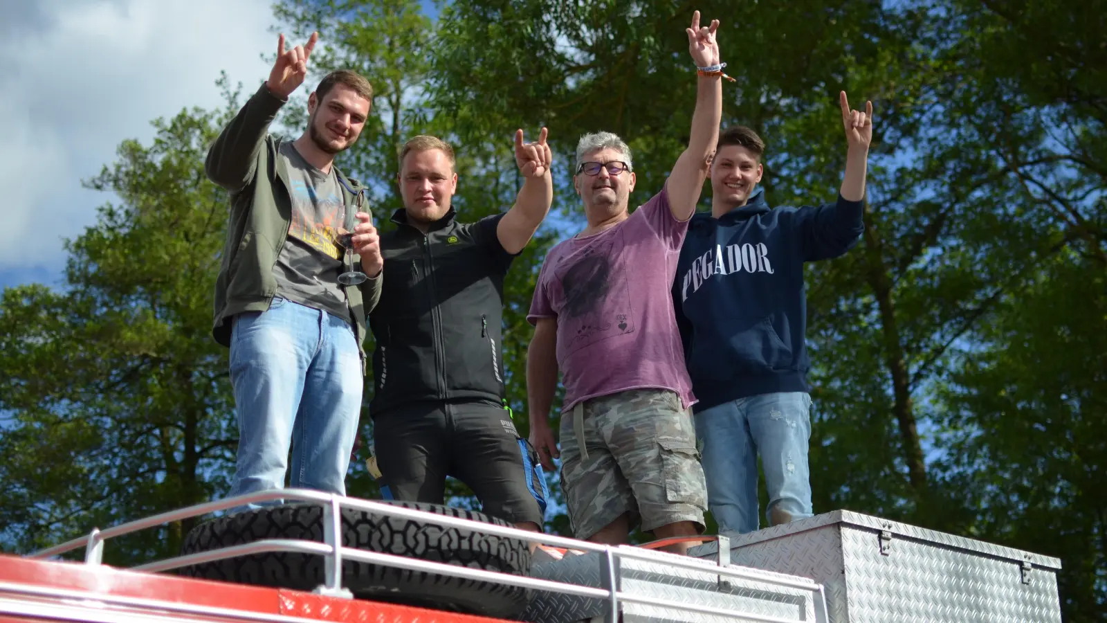 Oben ist die Luft besser: Dieses Grüppchen genießt am Biberttal Open Air die Aussicht vom Feuerwehrtruck der Feuerwehr Merkendorf. (Foto: Yvonne Neckermann)