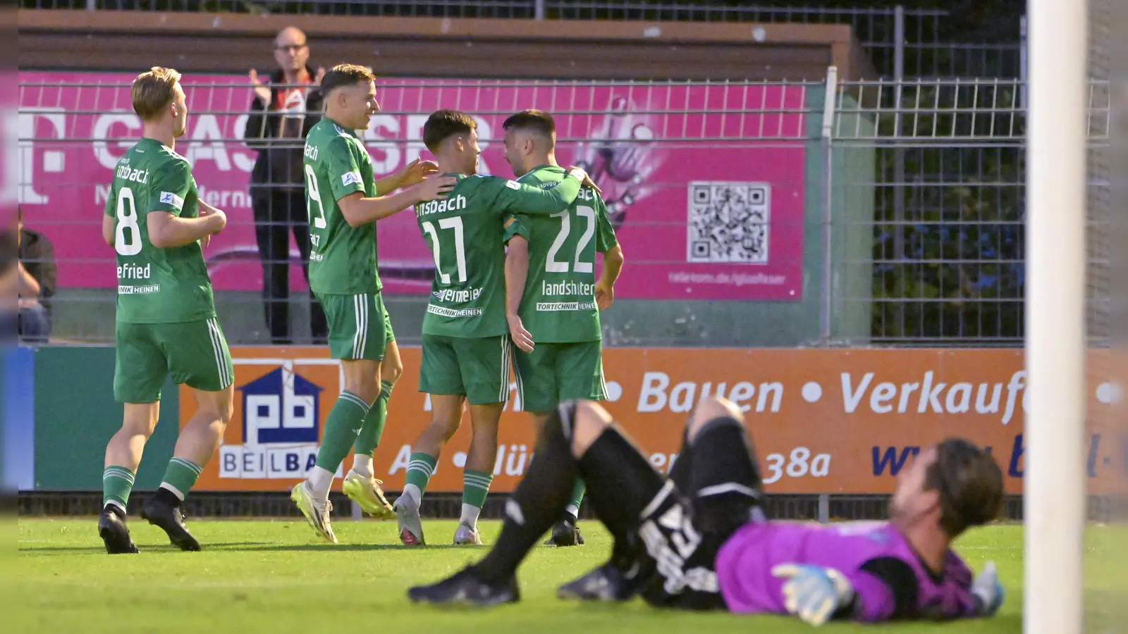 So sah das aus im Hinspiel: Die Ansbacher (von links Niklas Seefried, Riko Manz, Björn Angermeier und Sven Landshuter) bejubeln ein Tor, Viktoria-Torhüter Max Grün ist geschlagen.  (Foto: Martin Rügner)