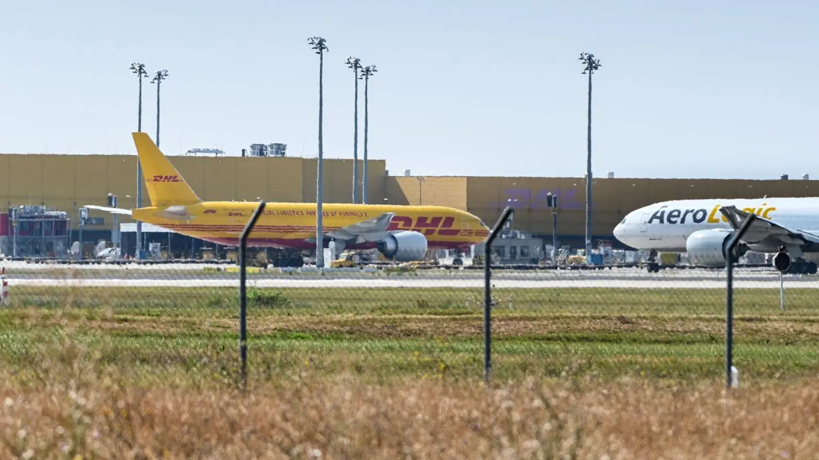 Flugzeuge könnten nach Warnungen von Sicherheitsexperten ein Ziel von Sabotageakten sein. (Archivbild) (Foto: Heiko Rebsch/dpa)