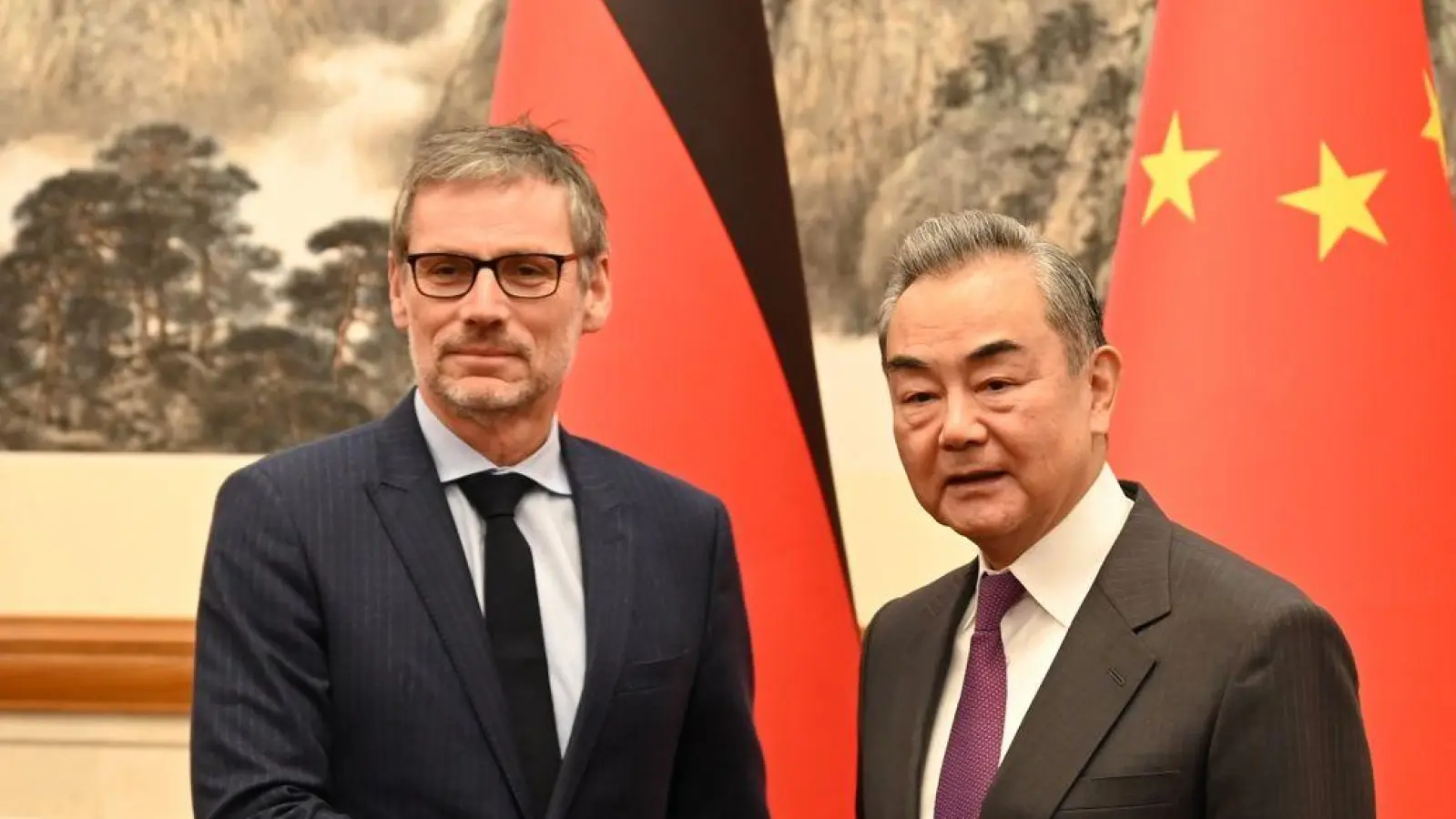 Jens Plötner (l) steht neben Chinas Außenminister Wang Yi. (Foto: Johannes Neudecker/dpa)