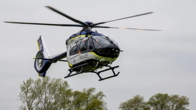 Auch ein Hubschrauber war in der Luft, um nach den unbekannten Männern zu suchen. (Symbolbild) (Foto: Stefan Puchner/dpa)