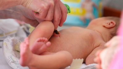 2025 kamen in Bayern 110.564 Babys lebend zur Welt. (Symbolbild) (Foto: Hendrik Schmidt/dpa)