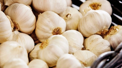 Knoblauch kommt in vielen Rezepten zum Einsatz. Je nach Technik riecht man ihn nach dem Verzehr. (Foto: Monique Wüstenhagen/dpa-tmn)