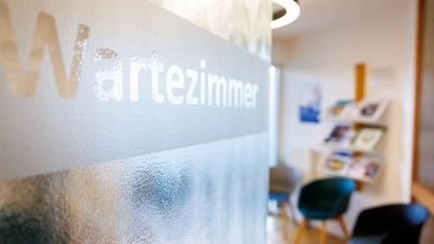Kommt es durch das Gesundheitssparpaket zu weiteren Terminengpässen und längeren Wartezeiten? Die Kassenärzte warnen davor. (Symbolbild) (Foto: Daniel Karmann/dpa)