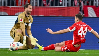 Nationaltorwart Oliver Baumann (l) hielt in München trotz fünf Gegentoren sehr gut. Nach dem Spiel äußerte sich der Kapitän zu den Querelen im Verein.   (Foto: Sven Hoppe/dpa)