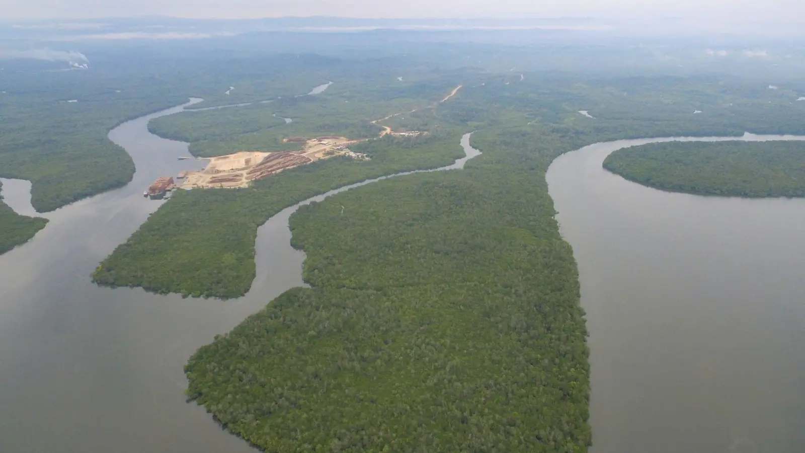 Die Aufnahme zeigt die Gegend in Ostkalimantan auf Borneo, in der Nusantar. Hier soll die künftige Hauptstadt Indonesiens entstehen. (Foto: -/Jaringan Advokasi Tambang (Jatam)/dpa/Handout)