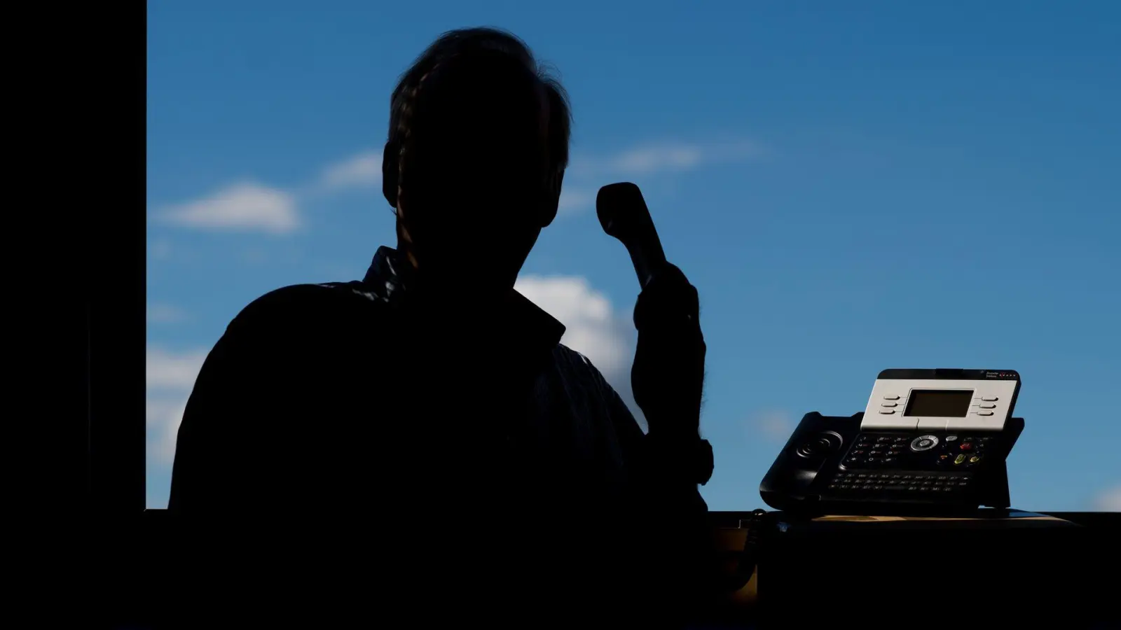 Mitarbeiter mehrere Banken sind auf Betrüger hereingefallen. (Symbolbild)  (Foto: Julian Stratenschulte/dpa)