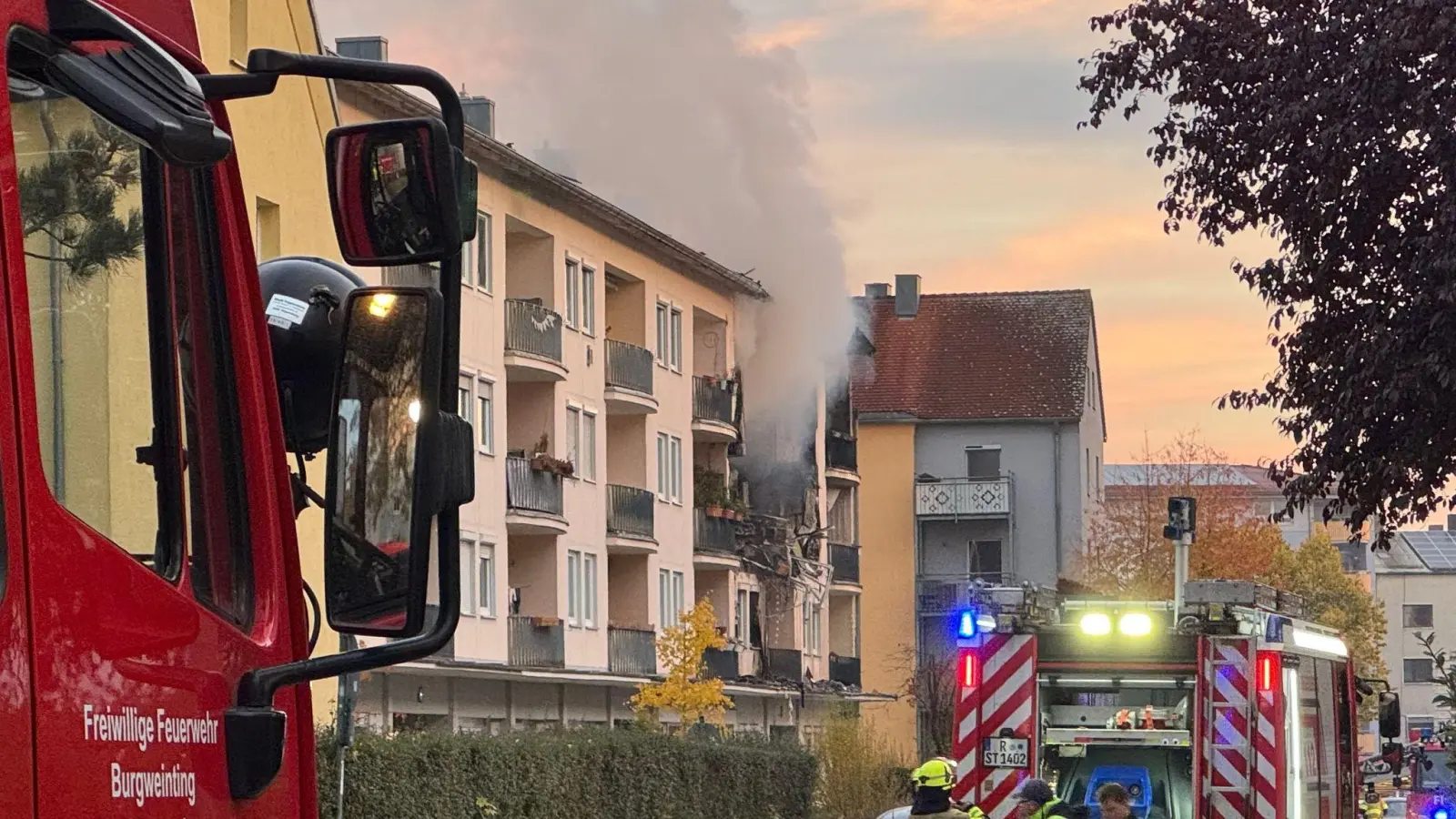 In diesem Mehrfamilienhaus kam es in der Nacht zum Mittwoch zu einer Explosion und einem Brand.  (Foto: Lars Haubner/NEWS5/dpa)