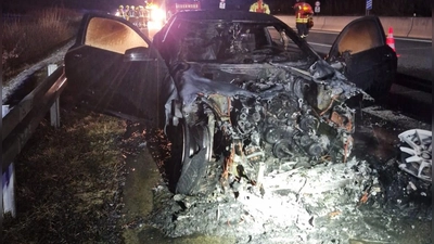 Auf der A7 bei Bad Windsheim fing der Pkw Feuer. Sein Fahrer konnte auf dem Standstreifen anhalten. (Foto: Feuerwehr Burgbernheim)