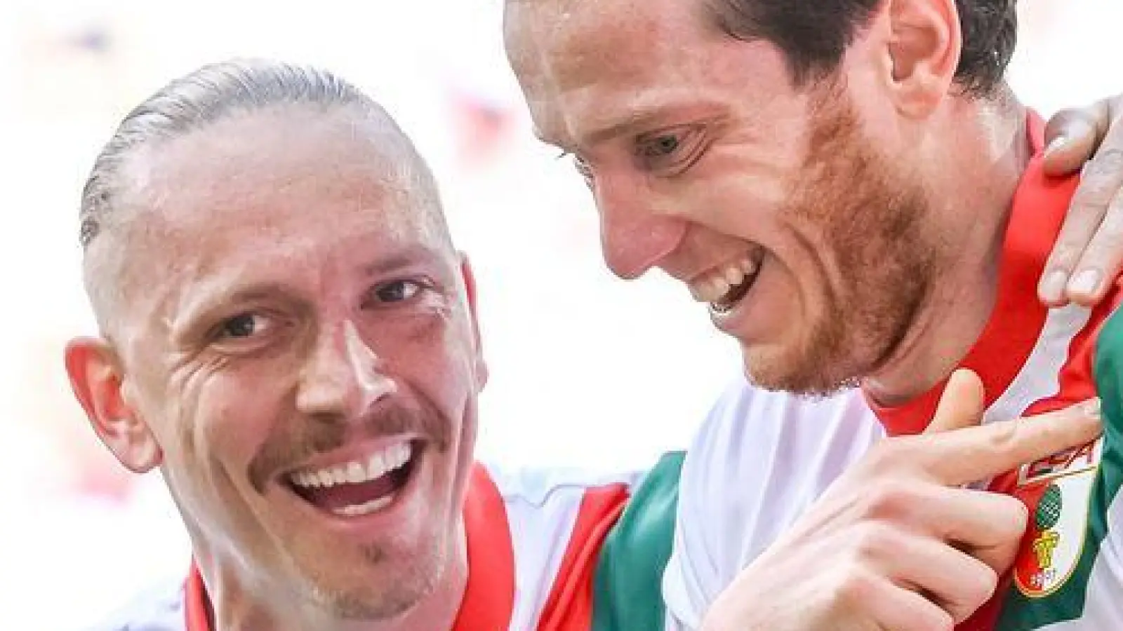 Können die Augsburger Marius Wolf (links) und Michael Gregoritsch im Saisonfinale sogar über einen Europacup-Platz jubeln? (Archivbild)  (Foto: Harry Langer/dpa)
