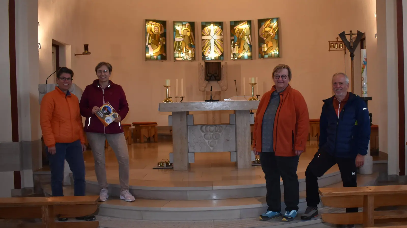 Kirsten Reeg, Irmi Bauereiß, Birgit Dürr-Kunz und Mike Reeg (von links) gehören zum Team des Gemeindeausschusses und freuen sich auf das Jubiläumsfest am Sonntag. Die Kirche Maria Namen in Markt Erlbach wurde vor 70 Jahren geweiht. (Foto: Ute Niephaus )