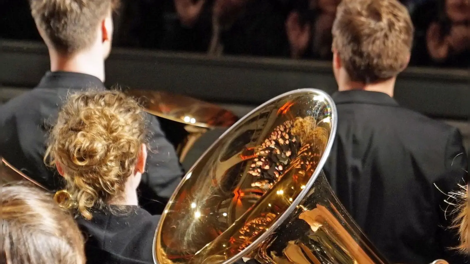 Schaut nach Blasmusik aus, ist aber Progressive Rock: Onoldia Big Brass gibt der deutschen Erstaufführung der „Atom Heart Mother Suite” eine unverwechselbare Note. (Foto: Elke Walter)