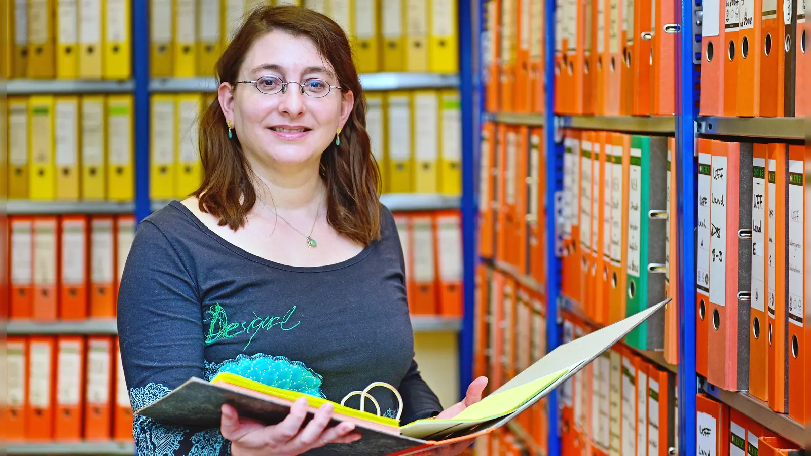 Sie sorgt dafür, dass die erschienenen Artikel und Fotos so aufgehoben werden, dass man sie wiederfindet: Susanne Weber ist verantwortlich für das FLZ-Archiv. Zu ihren Aufgaben gehört auch das Erstellen von Geburtstagsseiten. (Foto: Jim Albright)