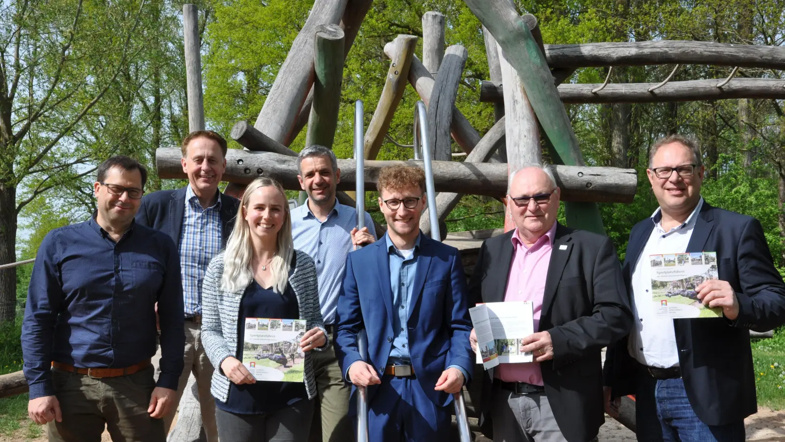 Wollen die Altmühl-Mönchswald-Region für Kinder und Eltern einfacher erlebbar machen (von links): Stefan Bußinger, Werner Heindl, Svenja Schäfer, Stefan Bach, Marco Meier, Willi Albrecht und Michael Dörr. (Foto: Jonas Volland)