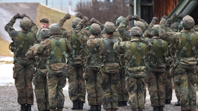 Nach dem Skandal bei den Fallschirmjägern spricht Generalleutnant Freuding von „individuellen Verfehlungen“.  (Foto: Karl-Josef Hildenbrand/dpa)