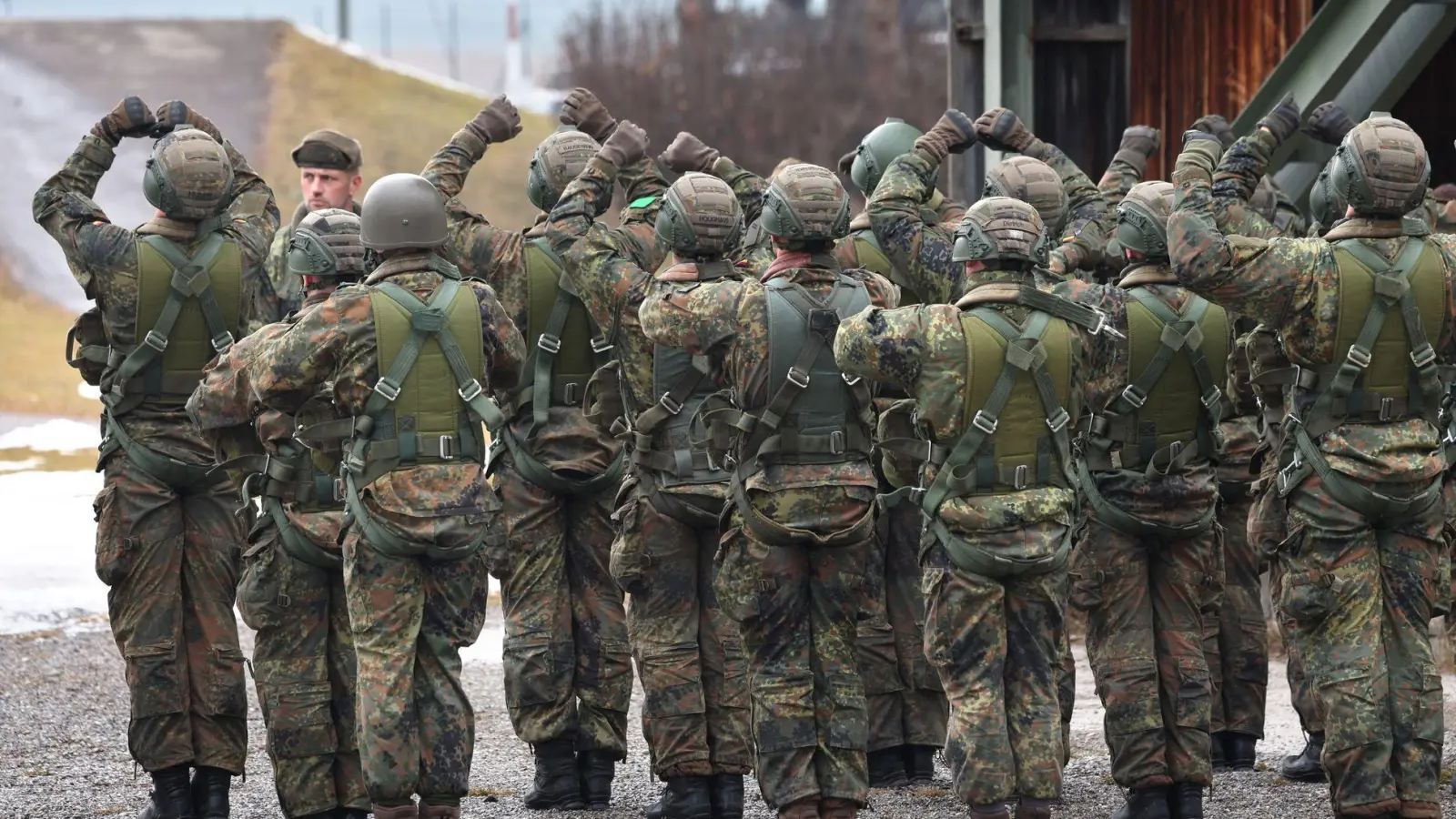 Nach dem Skandal bei den Fallschirmjägern spricht Generalleutnant Freuding von „individuellen Verfehlungen“.  (Foto: Karl-Josef Hildenbrand/dpa)