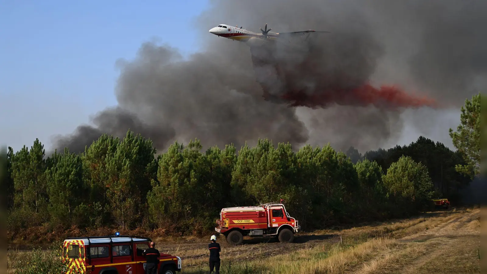 Während einer Hitzewelle sind in Frankreich neue Waldbrände aufgeflammt. (Foto: Emma Da Silva/AP/dpa)